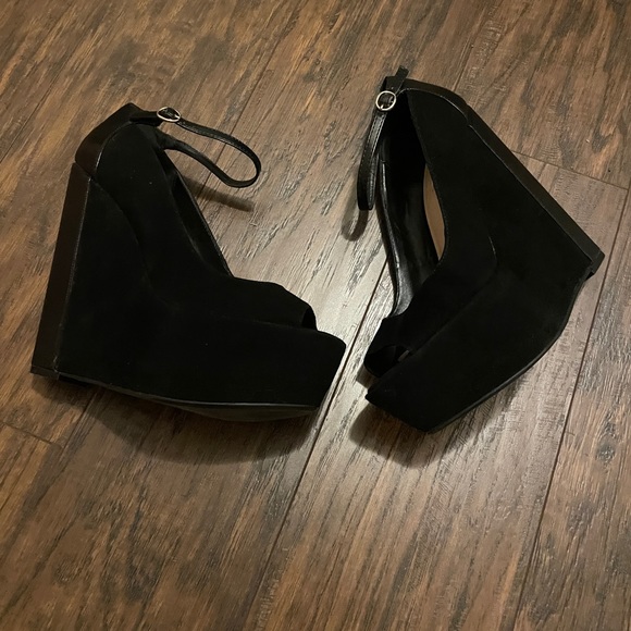Black peep toe suede wedges by Halston Size 8 Like New - Picture 5 of 6